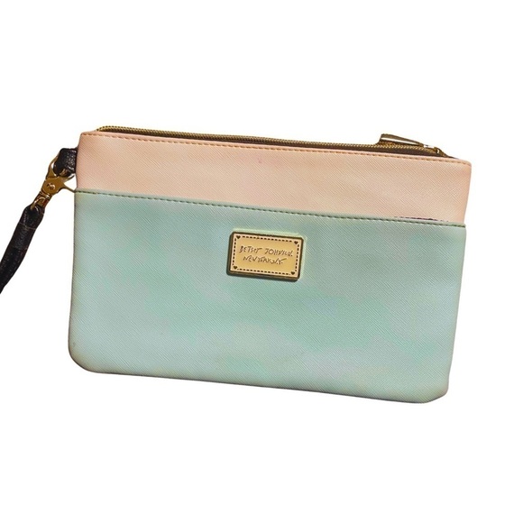 Betsey Johnson Handbags - Pistachio Green and White Wrislet Clutch || Betsey Johnson || Good Condition